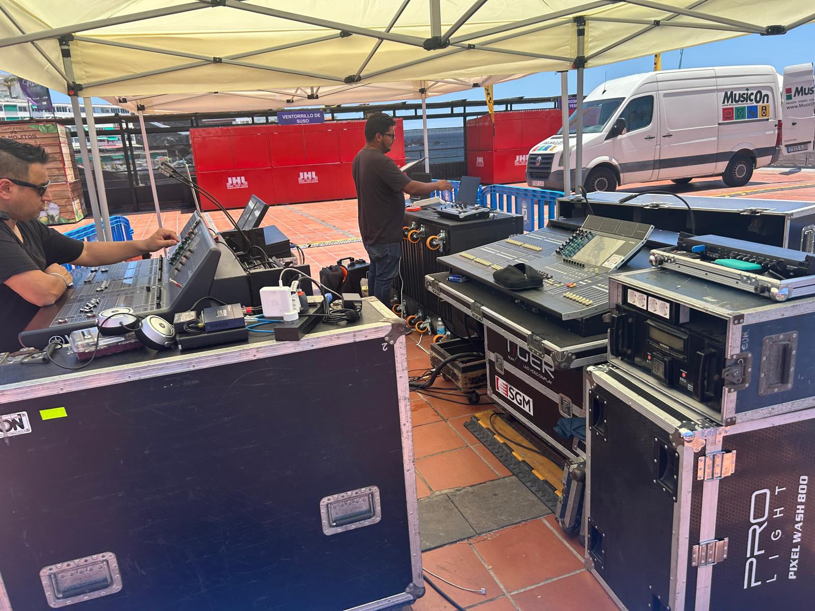 Montaje de sonido e iluminación de Radio Curbelo